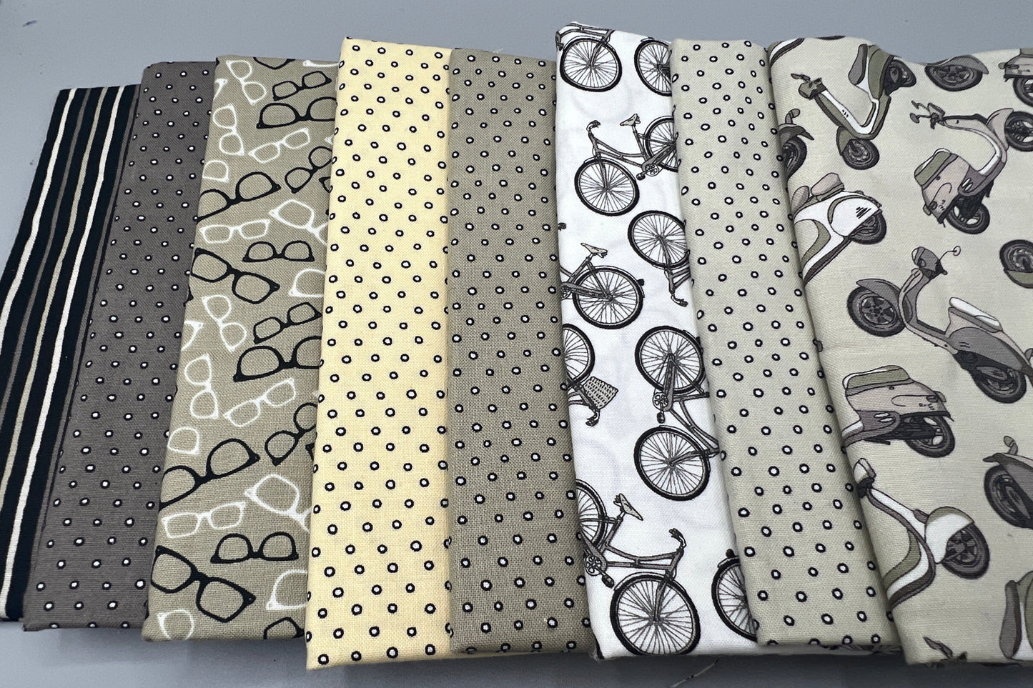 8 Piece - Fat Quarter Bundle / Scooter Print & Coordinates